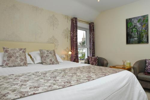凯西克西景酒店的一间卧室设有一张大床和一个窗户。