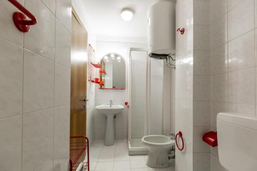 坎皮泰洛El Tobià的白色的浴室设有卫生间和水槽。