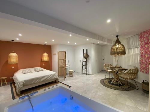 圣艾蒂安Studio cosy avec balnéothérapie的卧室配有床和浴缸