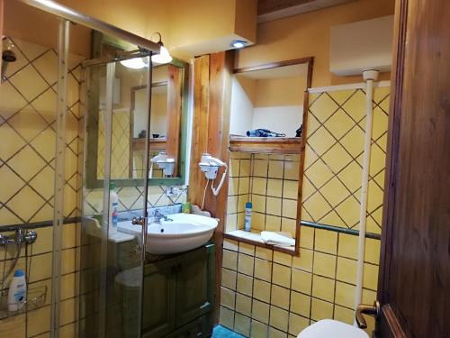 卡迪里翁西塞尔Casale degli Zappini的一间带水槽和镜子的浴室