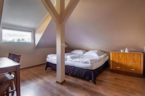 韦巴Apartamenty Wilk的一间卧室配有一张床,铺有木地板