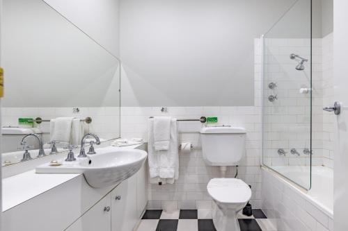 Old Reynella圣弗朗西斯酒厂酒店的白色的浴室设有水槽和卫生间。