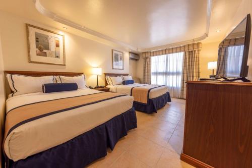 巴拿马城巴拿马城江山旅馆的酒店客房设有两张床和一台平面电视。