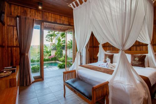 乌布Yanyan Resort Ubud的一间卧室配有一张带天蓬的床