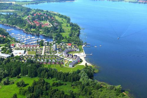 雷希林Holiday Park M ritz Rechlin Nord的水中岛屿上度假村的空中景观