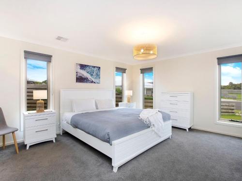 仙女港Ocean Mist的白色的卧室设有白色的床和窗户。