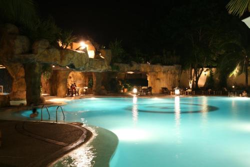 宿务Waterfront Cebu City Hotel & Casino的夜晚的游泳池,灯光蓝色