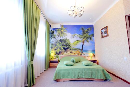 利佩茨克Sovetskaya Hotel的一间卧室配有一张壁画床