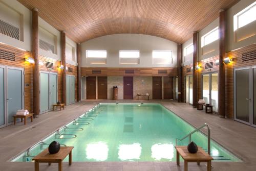 马尔戈Relais de Margaux - Hôtel & Spa的大型客房的游泳池,设有木制天花板