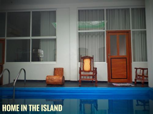 坦加拉Home in the Island的岛上的家,带椅子和门