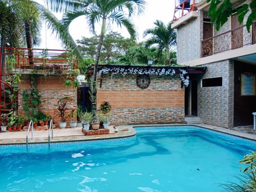 伊洛伊洛Villa Asuncion Country Inn and Resort Iloilo by RedDoorz的大楼前的游泳池