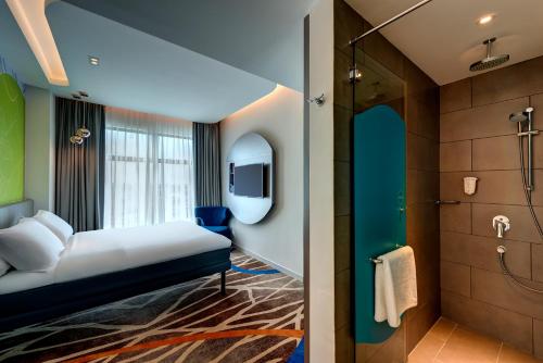 新山ibis Styles Johor Iskandar Puteri的一间酒店客房 - 带一张床和一间浴室