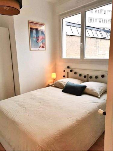 瓦讷Bel appartement rénové, centre de Vannes的卧室配有一张大白色床和窗户