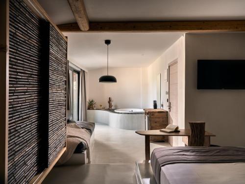 拉加纳斯格里亚马里斯酒店套房及别墅的一间带两张床和浴缸的客厅