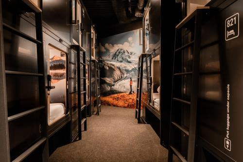 克洛滕Capsule Hotel - Alpine Garden Zurich Airport的走廊上设有一张床的房间