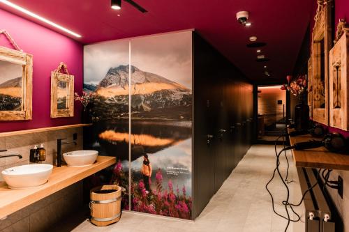 克洛滕Capsule Hotel - Alpine Garden Zurich Airport的浴室装饰有大幅的山画