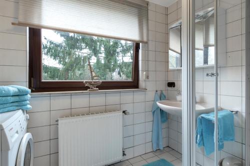 汉堡Ferienwohnung-Fuhlsbüttel-Hamburg的一间带水槽和窗户的浴室