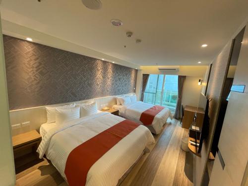 中坜宾利酒店的酒店客房设有两张床和大窗户。