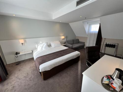 巴黎巴黎奥特伊智选假日酒店的酒店客房带一张大床和一把椅子