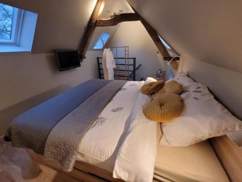 莫塞勒Natuurschoon Vakantiewoning Moorsel的一间卧室,床上有泰迪熊