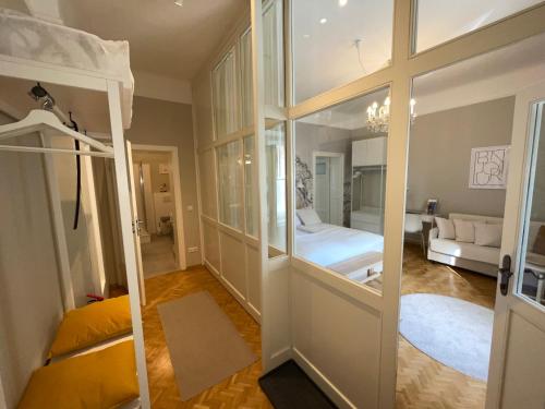 格拉茨White Flat by GrazRentals with cool location & free parking的带双层床的客房和带卧室的客房
