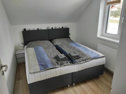 弗林布尔克Apartmán Frymburk 700的卧室内一张带黑色床头板的床