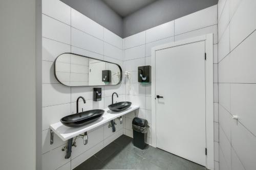 基辅MOONOTEL Maidan的浴室设有2个水槽和镜子
