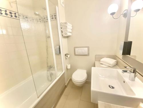 马尼库尔勒翁格尔Campanile Val de France的浴室配有卫生间、淋浴和盥洗盆。