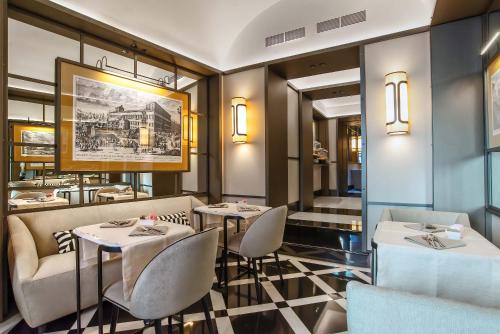罗马卢奈塔酒店的一间在房间带两张桌子和椅子的餐厅