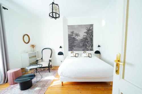 波尔多B&B La Maison Galiène的白色卧室配有床和书桌