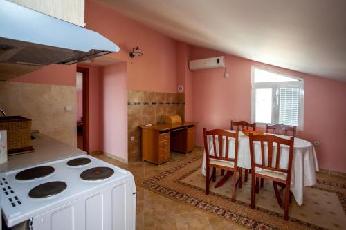 Apartment Kandic的厨房或小厨房