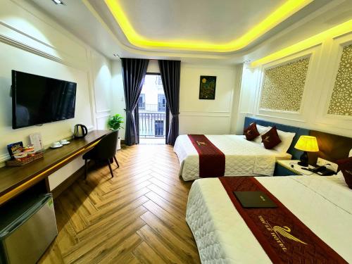 Cao LãnhTHƯ LÊ Hotel的酒店客房设有两张床、一张桌子和一台电视。