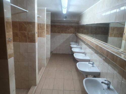 Kútyubytovanie FRENAT的浴室设有一排白色水槽和镜子