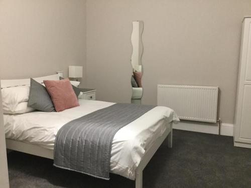 爱丁堡阿妈里勒斯旅馆的卧室配有白色的床和椅子