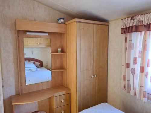 Lincolnshire8 Berth Northshore (The Westmorland)的一间小卧室,配有双层床和镜子