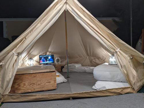 圣哈维耶尔Camping San Javier的帐篷配有一张床和电视