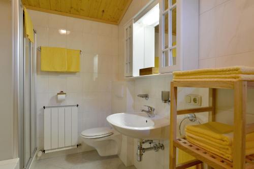 凯撒山麓舍福菲林沃舍福公寓的白色的浴室设有水槽和卫生间。