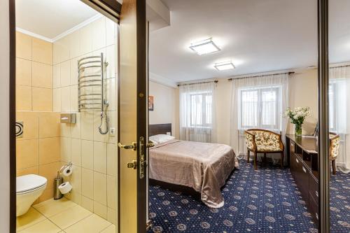 基辅隐身精品酒店的一间酒店客房 - 带一张床和一间浴室