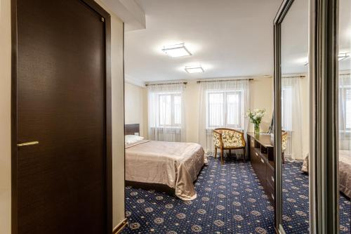 基辅隐身精品酒店的酒店客房带一张床铺、一张书桌和一间卧室