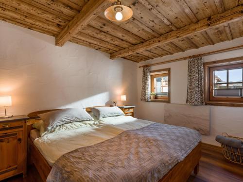 格英Sabindls Kaiser Platzl的一间卧室设有一张大床和木制天花板