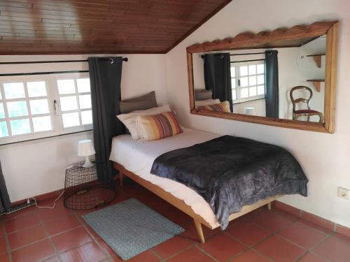 新文达什MIX inn的一间小卧室,配有一张床和镜子