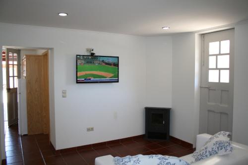 托雷拉Murtosa House的客厅设有挂在墙上的电视
