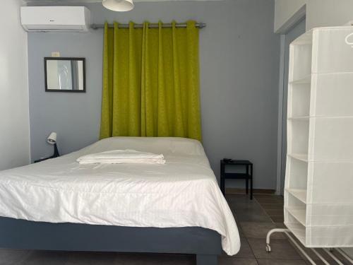 拉罗马纳索尔阿祖尔酒店的一间卧室配有一张带绿帘的床