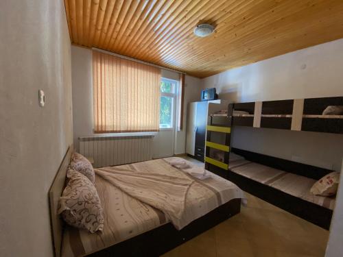 OrlinoВили Сара的一间卧室配有双层床和窗户。