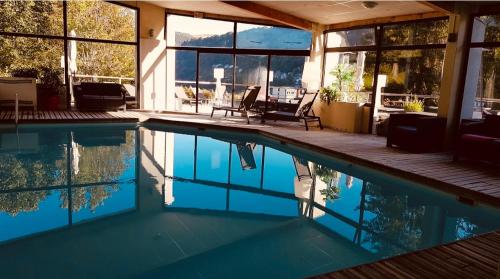 勒蒙多尔全景酒店的山景别墅内的游泳池