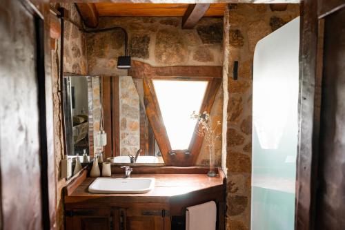 圣哈维尔Gardenia的一间带水槽和镜子的浴室