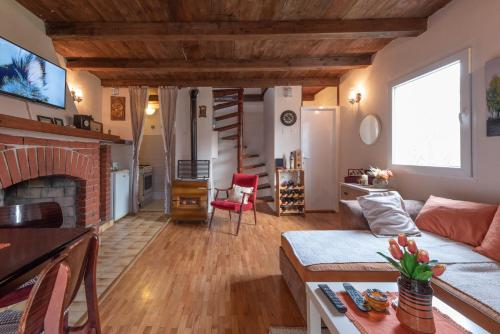 科托尔Cozy cottage, little paradise in the hinterland的带沙发和壁炉的客厅