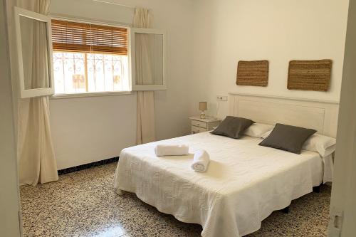 圣弗朗西斯科哈维尔Casa rural Can Pep de Sa Barda - Entre viñedos - Formentera Natural的卧室配有白色的床和窗户