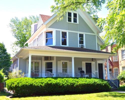 奥克帕克Historic Oak Park Home for 6 / Hemingway District的蓝色房子,设有门廊和草坪