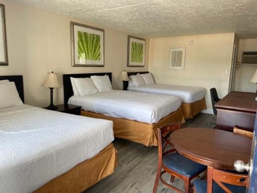 默特尔比奇Ocean 5 Hotel的酒店客房设有两张床和一张桌子。